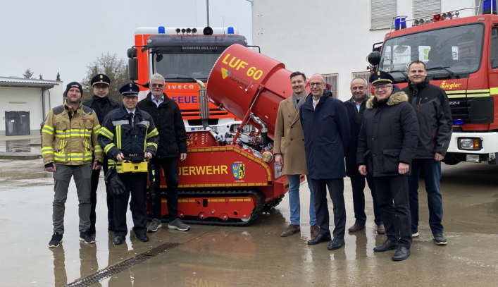 v.l.: André Grothues (Kommandant Feuerwehr Burgkunstadt), Tilo Kraus (Kreisbrandinspektor), Andreas Leikeim (Kommandant Feuerwehr Altenkunstadt), Peter Volk (Geschäftsführer BHF), Kamil Christoph Kasprowicz (Geschäftsführer BHF), Christian Meißner (Landrat Lichtenfels), Robert Hümmer (Bürgermeister Altenkunstadt) Timm Volger (Kreisbrandrat), Michael Kannengießer (Brandschutzbeauftragter BHF und BAUR-Gruppe)